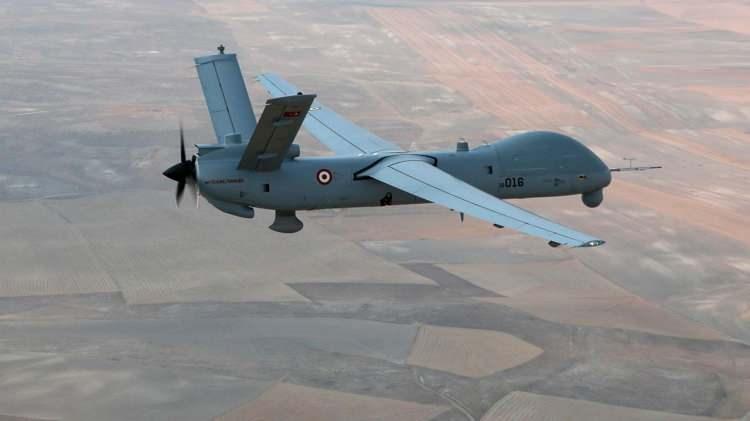<p>Burada bir parantez açalım ve Türkiye’nin ‘uçan kanat’ tasarımını ilk ve son kez 1948 yılında Yavuz Kansu imzalı THK-13 isimli uçakta denediği bilgisini paylaşalım. O zaman Türkiye’nin elindeki imkan ve kabiliyetler kısıtlı olduğu için bu proje rafa kalkmış.</p>