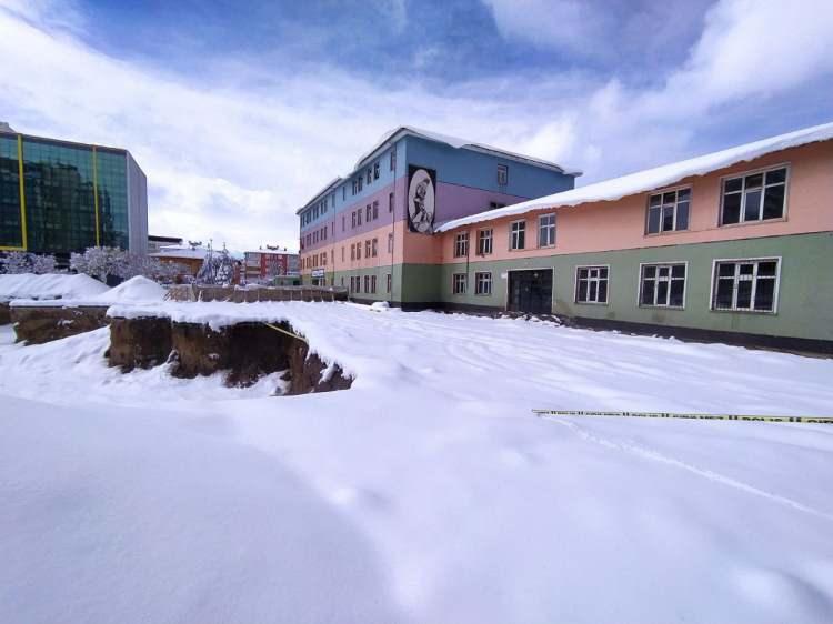 <p> İnşaat kazı çalışmaları durdurulurken, kemiklerin kime ait olduğunun araştırılması için çalışma başlatıldı.</p>