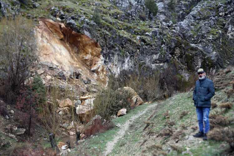 <p>İlkbaharda daha yukarıdan su akardı. İlk deprem bizim için küçük olan depremdi. Bizim için büyük deprem Elbistan depremi. Birinci depremden sonra koyu kahverengiye yakın su aktı. İkinci depremden sonra tamamen kesildi. Hiçbir yerden su sızması bile yok." diye konuştu.</p>
