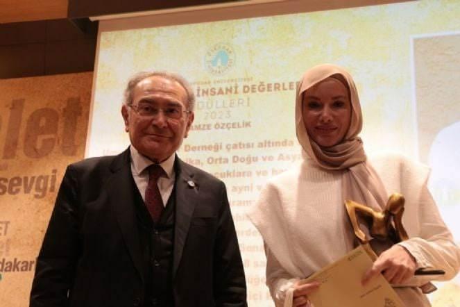 <p><span style="color:#000000"><strong>Ödülünü Üsküdar Üniversitesi Kurucu Rektörü Prof. Dr. Nevzat Tarhan'ın elinden ödül alan Özçelik'in mutlu halleri gözlerden kaçmadı.</strong></span></p>