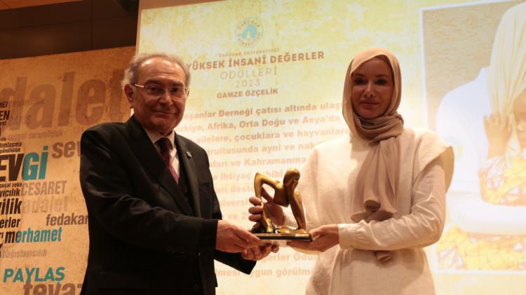 <p><span style="color:#FF0000"><strong>"İNSANİ DEĞERLERİ NE KADAR BESLERSEK O KADAR MUTLULUĞA ULAŞIYORUZ"</strong></span></p>
<p><span style="color:#000000"><strong>Kahramanmaraş ve çevre illerde büyük yıkımlara neden olan depremlerden dolayı son 2 aydır ekstra duygusal olduğunu dile getiren Umuda Koşanlar Derneği Başkanı Gamze Özçelik, şöyle konuştu:</strong></span></p>
<p><span style="color:#000000"><strong>"Yüce Allah'ın içimize bahşettiği insani değerleri ne kadar beslersek o kadar mucizelere ve mutluluğa ulaştığımızı keşfettim. Bana fark ettirdiği için şükrediyorum.</strong></span></p>