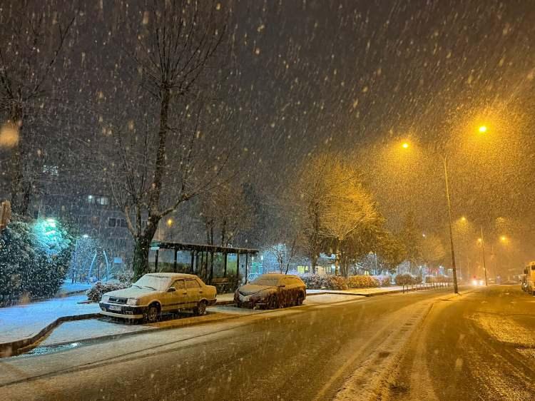 <p>Akyazı ilçesinde de Boztepe ve Çatalkaya mahallelerinin yanı sıra yaylalarda kar yağışı etkisini sürdürüyor.</p>
