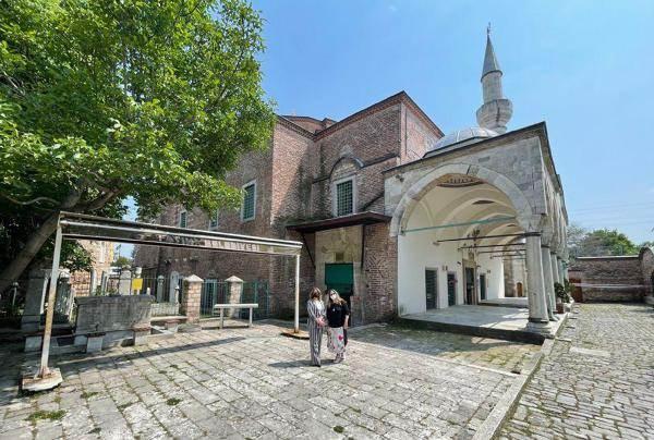 <p>Sultan 2'nci Beyazıt döneminde 1510 yılında başı kesilip öldürülen ve 'Kesikbaş' olarak da anılan Hüseyin Ağa'nın, Fatih ilçesi İsak Paşa Mahallesi'nde kiliseden camiye dönüştürdüğü Küçük Ayasofya Camii'nin haziresi içinde bulunan Çardaklı Hamamı ve yıkılan eski konağının bulunduğu alanla ilgili 63 yıldır süren tapu veraset davaları karara bağlandı.</p>

