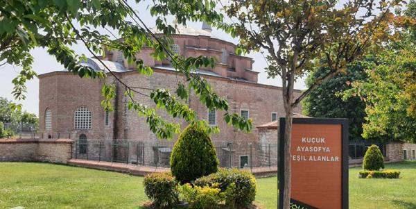 <p><strong>HÜSEYİN AĞA'NIN SOYUNDAN 16 MİRASÇI</strong></p>
<p>Osmanlı dönemine ait tapuların mirasçılarıyla ilgili birçok davaya danışmanlık yapan avukat Gülen Dokuzoğlu Can tarafından, Hüseyin Ağa'nın soyundan gelen 16 mirasçı adına, 2019 ve 2020 yıllarında Isparta Sulh Hukuk mahkemelerine toplam 12 mirasçılık tespit davası açıldı. Dava konusu, Küçük Ayasofya Camii haziresindeki, 1503 yılında Hüseyin Ağa tarafından inşa ettirilen Çardaklı Hamamı ve küçük bahçesiyle Hüseyin Ağa'nın yaklaşık 80 yıl önce yıkıldığı tahmin edilen konağının bulunduğu 323 metrekarelik alanları içeriyordu.</p>