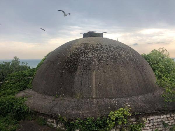 <p><strong>&Ccedil;ARDAKLI HAMAMI HARABEYE D&Ouml;NM&Uuml;Ş</strong></p>

<p>Miras&ccedil;ıların danışmanı Faruk Keleş, H&uuml;seyin Ağa'nın 1503 yılında inşa ettirdiği &Ccedil;ardaklı Hamamı'nın k&uuml;&ccedil;&uuml;k bir bah&ccedil;esi bulunduğunu s&ouml;yledi. Hamamın 1970'lerde kapandığını, o g&uuml;nden bu yana bakımsızlıktan harabeye d&ouml;nd&uuml;ğ&uuml;n&uuml; aktaran Keleş, "2015'te Uluslararası Anıtlar ve Sitler Konseyi T&uuml;rkiye Milli Komitesi (ICOMOS) tarafından hamamın durumu Koruma Kurulu'na iletiliyor. Ancak hisselerinin y&uuml;zde 38'i Fahrettin Kerim G&ouml;kay Vakfı'na ait tarihi yapının, y&uuml;zde 62'lik hissesine sahip miras&ccedil;ılar bulunamadığı i&ccedil;in Hazine'de kayyum &uuml;zerinde duruyordu. Tapu davalarının sonu&ccedil;lanmasıyla y&uuml;zde 62'lik hissenin tapularını, 16 miras&ccedil;ısı pay oranlarına g&ouml;re teslim aldı" dedi.</p>
