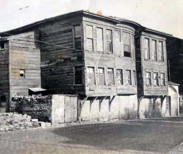 <p><strong>H&Uuml;SEYİN AĞA'NIN KONAĞI YIKILMIŞ</strong></p>

<p>K&uuml;&ccedil;&uuml;k Ayasoyfa Camii'nin bah&ccedil;esi gibi g&ouml;r&uuml;nen alana H&uuml;seyin Ağa'nın kendisi i&ccedil;in konak yaptırdığını belirten Keleş, "Ancak konak 80-90 yıl &ouml;ncesinde yıkılmış ve sonrasında belediye burayı yeşil alana d&ouml;n&uuml;şt&uuml;rm&uuml;ş. H&uuml;seyin Ağa'nın konağına ait fotoğrafta var. Aynı şekilde bu alanın tapuları da hisseleri oranında H&uuml;seyin Ağa'nın soyundan gelen 16 miras&ccedil;ısına tescil edildi. K&uuml;&ccedil;&uuml;k Ayasofya Camii'ni ise H&uuml;seyin Ağa vakfa ge&ccedil;iriyor. Her 2 alan i&ccedil;in de dava s&uuml;re&ccedil;lerinin sona ermesi &uuml;zerine Fatih Tapu M&uuml;d&uuml;rl&uuml;ğ&uuml;'ne ge&ccedil;en yıl yapılan başvurular &uuml;zerine, yaklaşık 1 yıllık miras&ccedil;ılık belgeleri, n&uuml;fus kayıtları ve isim d&uuml;zenlemeleri gibi işlemler tamamlandıktan sonra tapuları verildi" diye konuştu.</p>
