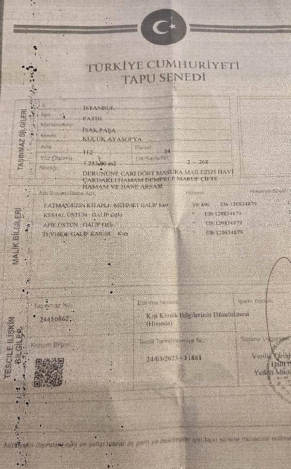 <p><strong>DEVAM EDEN 37 TAPU DAVASI DAHA VAR</strong></p>

<p>H&uuml;seyin Ağa'nın miras&ccedil;ılarının K&uuml;&ccedil;&uuml;k Ayasofya Camii haziresi i&ccedil;erisindeki diğer ada-parsellerde devam eden 37 tapu davası daha bulunduğunu a&ccedil;ıklayan Keleş, "Bir kısmı ifraz (taşınmazın birden fazla parsele ayrılması) g&ouml;rm&uuml;ş bir kısmı da kayyum tarafından mahkeme kararlarıyla &uuml;&ccedil;&uuml;nc&uuml; şahıslara satılmış ve &uuml;zerlerine daire yapılmış. Bu 37 tapu davasıyla alakalı mahkeme s&uuml;re&ccedil;lerinin &ouml;n&uuml;m&uuml;zdeki g&uuml;nlerde H&uuml;seyin Ağa'nın miras&ccedil;ıları lehine sonu&ccedil;lanmasını bekliyoruz" diye konuştu.&nbsp;</p>
