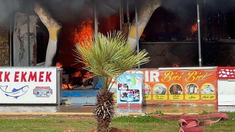 <p>Meteorolojinin uyardığı kuvvetli rüzgar ve fırtına denizde devasa dalgalar oluşturdu. Sahil şeridini su basması ve dalgalarla birlikte su altında kalan bir kafede elektrik kontağından yangın çıktı.</p>
