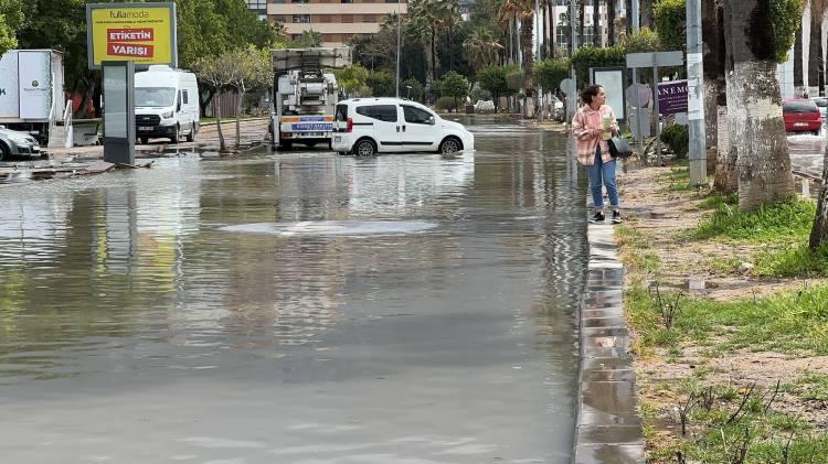 <p>Sağanak nedeniyle bazı caddelerde su birikintileri oluştu, rögarlar taştı.</p>

<p> </p>
