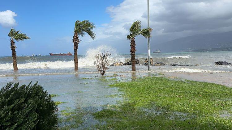 <p>Sahil kıyısındaki bir başka kafe de fırtınanın şiddetlenmesi ile dalgaların hedefi oldu, çalışanlar da zor anlar yaşadı. İskenderun körfezinde yaşanan şiddetli fırtınanın bölgede etkisini sürdürdüğü belirtildi.</p>
<p> </p>
<p>Denizin tekrar taştığını belirten vatandaşlar, fırtına ile bulvar ve iş yerlerini su bastığını kaydetti.</p>