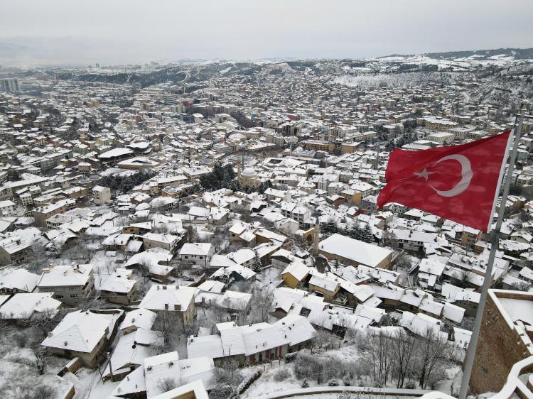 <p>Açıklamada, şunlar kaydedildi:</p>

<p><em>"Devam eden kar yağışının zaman zaman fırtına şeklinde esmesi nedeniyle, ulaşımda aksamalar, buzlanma ve don olayı başta olmak üzere meydana gelebilecek olumsuzluklara karşı tedbir amaçlı olarak, ilimiz genelinde Milli Eğitim Bakanlığına bağlı her tür ve derecedeki resmi-özel örgün ve yaygın eğitim kurumları ile Diyanet İşleri Başkanlığına bağlı Kur'an kurslarında 30 Mart Perşembe günü bir gün süreyle eğitim öğretime ara verilmiştir. Kamu, kurum ve kuruluşlarında görevli engelli ve hamile personel de bu tarihte bir gün idari izinli sayılacaktır."</em></p>
