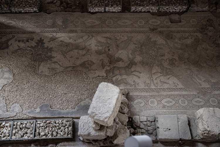 <p>Çeşitli büyüklükteki taban mozaiklerinin yerinde korunarak sergilenmesiyle dünyanın sayılı örnekleri arasında yer alan, kadim şehir Hatay'ın 2 bin 300 yıllık tarihini katman katman yansıtan müzedeki eserler depremde zarar görmedi. Sadece bazı taş duvarların koruma örtüsünde hasar oluştu, sıva dökülmeleri yaşandı.</p>
