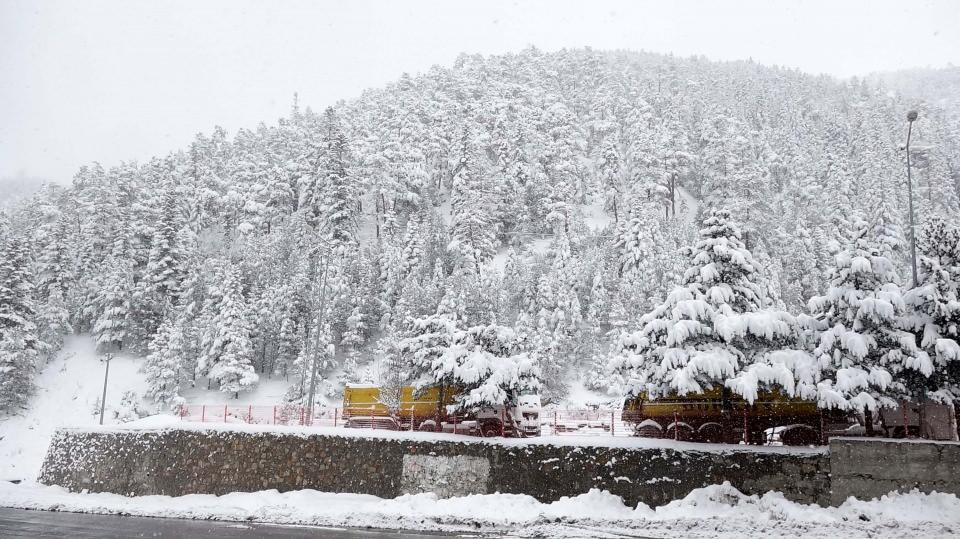 <p>Gümüşhane-Trabzon sınırında 2 bin 50 metre yüksekliğindeki Zigana Dağı'nda, kar yağışı ile birlikte güzel görüntüler oluştu.</p>
