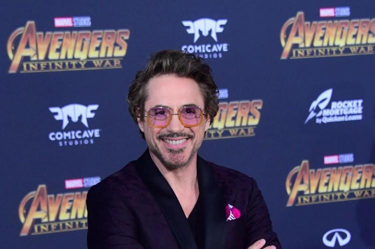 <p><span style="color:#000000"><strong>Satıcı, sakızın Robert Downey Jr'a ait olduğuna inanmayan kişilere seslenerek DNA testine açık olduğunu dile getirdi. </strong></span></p>
