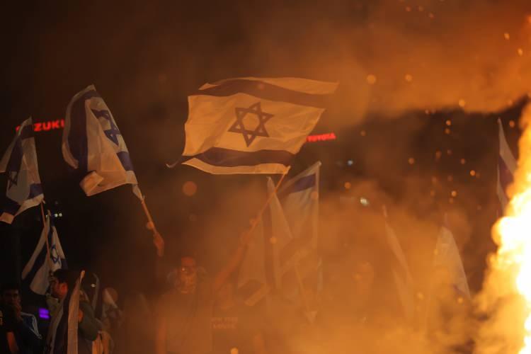 <p> İsrail'de üst düzey bir güvenlik yetkilisi, Başbakan Binyamin Netanyahu'nun Savunma Bakanı Yoav Gallant'ı görevden almasının ardından ülkenin çeşitli yerlerinde düzenlenen gösteriler üzerinde polisin kontrolü kaybettiğini söyledi.</p>
