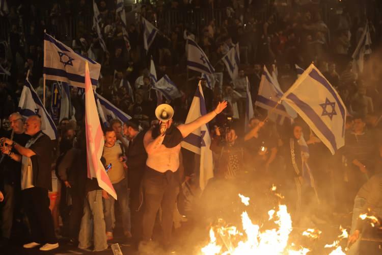 <p>Netanyahu'nun, ülkede siyasi krize ve kitlesel protestolara yol açan tartışmalı yargı düzenlemesinin durdurulması çağrısında bulunan Savunma Bakanı Gallant'ı dün görevden alması üzerine yüz binlerce İsrailli sokaklara döküldü.</p>
