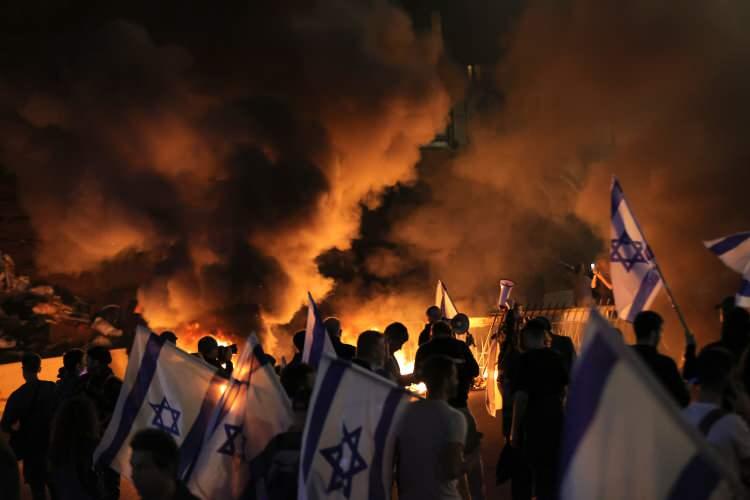 <p>Yedioth Ahronoth gazetesi de söz konusu protestolara ilişkin haberinde "Polis, Savunma Bakanı'nın görevden alınmasının ardından Tel Aviv'in ana arteri Ayalon'da gerçekleşen büyük gösterilerin kontrolünü tamamen kaybetti." ifadelerini kullandı.</p>