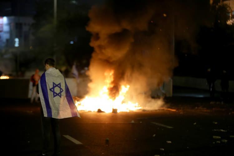 <p>Netanyahu başbakanlığındaki koalisyon hükümetinin, yargının yetkilerini kısıtlayan ve iktidarın yargı atamalarında söz sahibi olmasını öngören "yargı reformu", ülke genelinde 12 haftadır protestolara neden olurken, düzenlemenin durdurulması çağrısında bulunan Savunma Bakanı Yoav Gallant'ın pazar akşamı görevden alınması bardağı taşıran son damla oldu.</p>