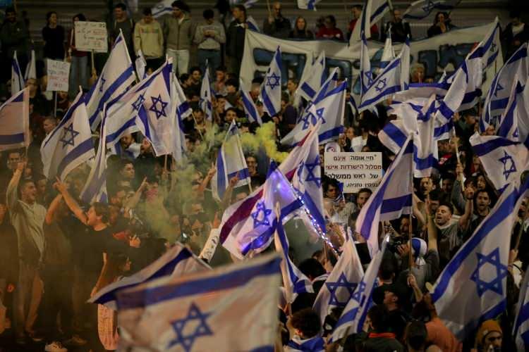 <p>Gallant'ın görevden alınmasının ardından yüz binlerce İsrailli sokaklara dökülerek yargı düzenlemesini ve Gallant'ın görevden alınmasını protesto ederken Netanyahu'ya da "istifa" çağrıları yaptı.</p>

<p> </p>
