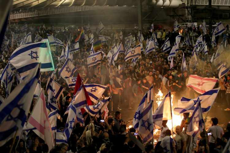 <p>Öte yandan İsrail'in uluslararası havalimanı Ben Gurion'da hükümetin yargı düzenlemesine tepki olarak başlatılan grev nedeniyle seferler durduruldu.</p>
<p> </p>