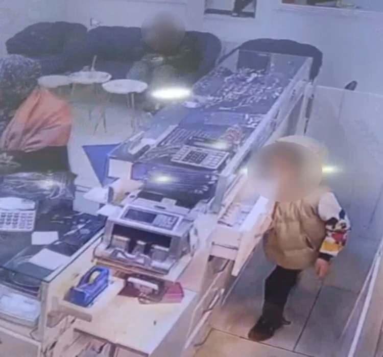 <p>Hırsızlığın fark edilmesi üzerine olay yerine çok sayıda polis ekibi sevk edildi. Olayla ilgili çalışma başlatan polis, güvenlik kameralarını tek tek inceledi.</p>
<p> </p>