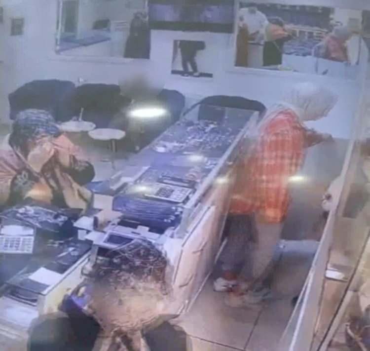 <p>Polisin çantayı çalan iki çocuğu arama çalışmaları devam ediyor. </p>
<p> </p>
<p>Polis Merkezi Amirliğine giderek çocuklardan şikayetçi olan E.A., burada verdiği ifadesinde, çocukların kendisini takip ettiğini, kendisinden önce kuyumcuya girdiklerini, çocukların etrafından ayrılmadıklarını buldukları ilk fırsatta çantayı alarak kuyumcudan ayrıldıklarını söyledi.</p>