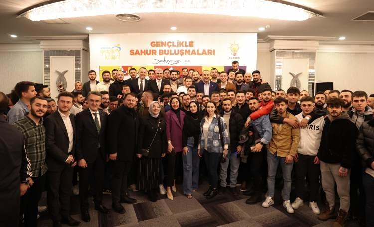 <p>Dışişleri Bakanı Mevlüt Çavuşoğlu, Sakarya'da misafir edilen depremzedelerle buluştu, gençlerle düzenlenen sahur programına katıldı. </p>

<p> </p>
