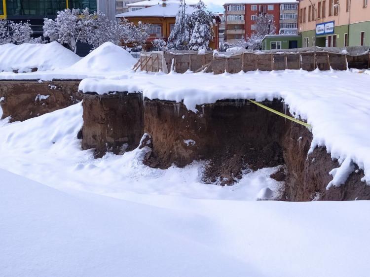 <p>Bölgede inceleme başlatan ekipler, güvenlik şeridi çekerek alanı kapattı.</p>