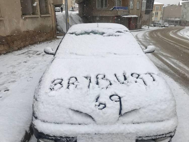 <p><strong>BAYBURT</strong></p>

<p>Bayburt'ta yoğun kar yağışı nedeniyle eğitime perşembe günü ara verildiği bildirildi.<br />
<br />
Valilikten yapılan açıklamada, il genelinde etkili olan kar yağışı sebebiyle yaşanabilecek olumsuzlukları engellemek için Milli Eğitim Bakanlığına bağlı resmi ve özel tüm kademeler ile Özel Eğitim ve Rehabilitasyon Merkezlerinde perşembe günü için eğitim ve öğretim faaliyetlerine ara verildiği belirtildi.<br />
<br />
Açıklamada, kamu kurumlarında görevli engelli ve hamile personelin de idari izinli sayılacağı kaydedildi.</p>

