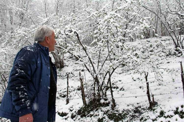 <p><strong>GİRESUN </strong></p>

<p>Giresun'un yüksek kesimlerinde etkili olan kar yağışı nedeniyle eğitim-öğretime bir gün ara verildi.<br />
<br />
Giresun Valiliği'nden yapılan açıklamada, "Giresun İl Merkezinin iç ve yüksek kesimlerinde başlayan yoğun kar yağışı nedeniyle yollarda oluşan kar birikintisi ve buzlanma tehlikesine karşı Giresun Merkez Okçu Köyü, Merkez Çaldağ Köyü İlkokullarıyla, Ortaokulunda 30 Mart 2023 Perşembe günü eğitim-öğretime bir (1) gün ara verilmiş olup bu iki köy hattından İl merkezine “Taşıma Servisi” ile gelen öğrenciler ise aynı gün izinli sayılacaklardır" denildi.</p>
