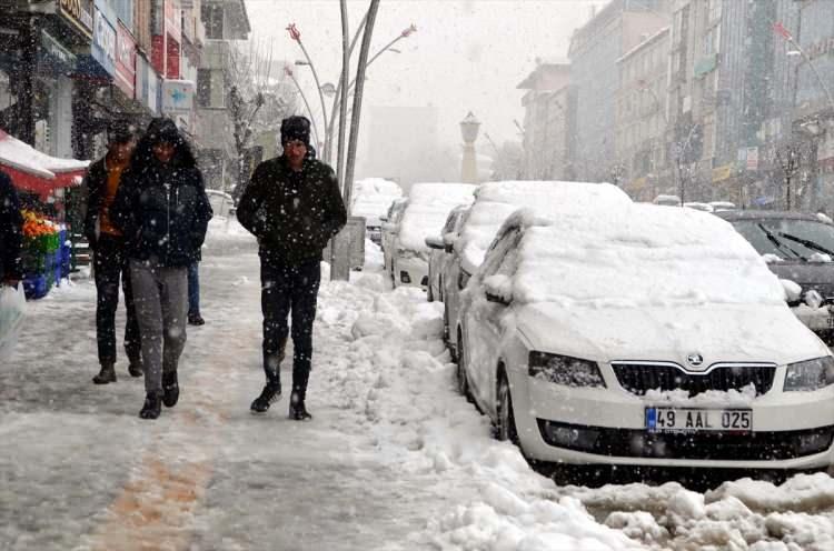 <p><strong>MUŞ</strong></p>
<p>Muş'ta olumsuz hava koşulları nedeniyle il genelinde perşembe günü eğitim ve öğretime ara verildi.<br />
<br />
Valilikten yapılan açıklamada, elverişsiz hava koşulları ve kuvvetli fırtınanın devam edeceği yönünde meteorolojik uyarıların yapıldığı belirtildi.<br />
<br />
Bazı çatılarda meydana gelen hasarın henüz giderilmediğine yer verilen açıklamada, riskli durumun önüne geçmek amacıyla 30 Mart perşembe günü il genelinde eğitim öğretime ara verildiği kaydedildi.<br />
<br />
Açıklamada, her ikisi de çalışan anne ve babalardan lise çağından küçük çocuğu olup bakacak kimsesi olmayanların istekleri halinde ebeveynlerinden biri ile kamu kurumlarında çalışan hamile ve engelli personelin idari izinli sayılacakları bildirildi.</p>