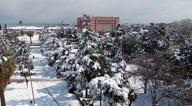 <p><strong>SAMSUN</strong></p>

<p>Samsun'un Salıpazarı ilçesinde yoğun kar yağışı nedeniyle bazı okullarda yüz yüze eğitime 1 gün ara verildi.<br />
<br />
İl Milli Eğitim Müdürlüğü açıklamasında, Tahnal İlkokulu ve Ortaokulu, Konakören İlkokulu ve Ortaokulu ve Cevizli İlkokulunda 30 Mart Perşembe günü yoğun kar yağışı ve buzlanma nedeniyle eğitim öğretime 1 gün ara verildiği duyuruldu.<br />
<br />
Açıklamada, diğer okullarda olumsuz hava şartları nedeniyle okullarına ulaşamayan öğrencilerin de izinli sayılacakları belirtildi.</p>
