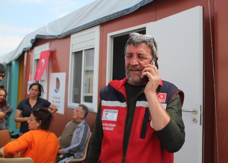 <p> Birilerinin güçlü olması lazım, birilerinin ben değil biz demesi lazım. Yoksa bırakıp gitmek çok kolay. Milli Eğitim Bakanlığı, depremde yakınlarını kaybedenlere bir hak verdi. Arkadaşlarımızla bırakıp gidebilirdik. Bu şehre vefa borcumuz var. Bu şehir yeniden kurulacağına göre biz sahada olacağız. Allah yardımcımız olsun devletimizin milletimizin” dedi.</p>
