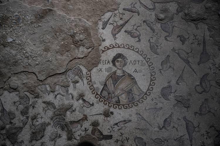 <p>Kentte 2009'da bir sondaj kazısı sırasında taban mozaiklerini bulunması üzerine kazı başlatılan alan, Roma hamamı, antik bir villa ve bölgede yaşamış birçok uygarlığa ait katmanların keşfedilmesinin ardından müze olarak düzenlenip ziyarete açıldı.</p>
