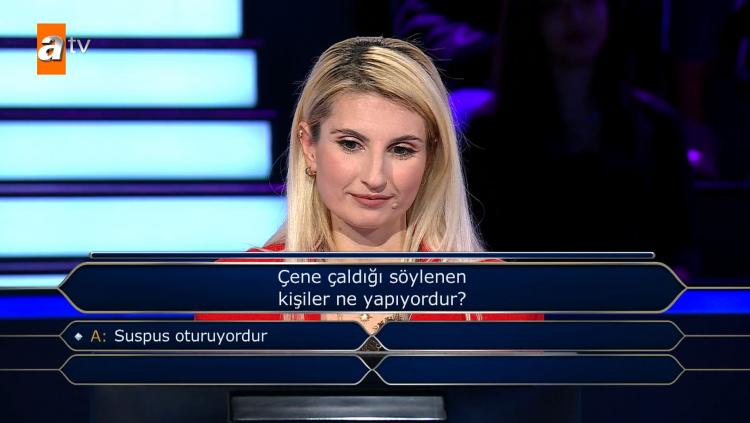 <p><span style="color:#000000"><strong>"Çene çaldığı söylenen kişiler ne yapıyordur?" sorusuyla yarışmaya hızlı bir giriş yapan yarışmacı "Kızlık soyadım çene olduğu için ilginç bir soru oldu" diyerek herkesi gülümsetti.</strong></span></p>
