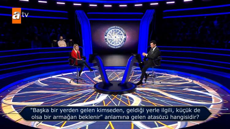 <p><span style="color:#000000"><strong>Ardından 100.000 TL değerindeki soruya ulaşan yarışmacı karşısına çıkan "Başka bir yerden gelen kimseden, geldiği yerle ilgili, küçük de olsa bir armağan beklenir" anlamına gelen atasözü hangisidir?" sorusuyla adeta şoke oldu.</strong></span></p>
