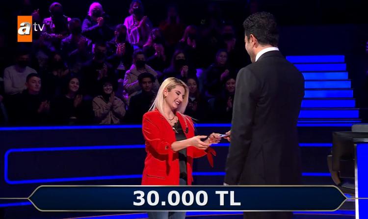 <p><span style="color:#000000"><strong>30 bin TL ile yarışmaya veda eden G&uuml;l'&uuml;n doğru yanıtlayamadığı atas&ouml;z&uuml; sorusu sosyal medyada olay oldu.</strong></span></p>
