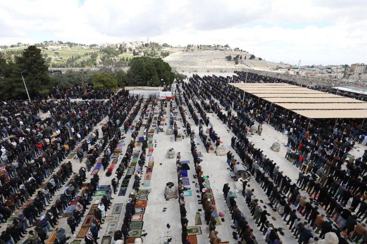 <p>Kudüs'te yaklaşık 250 bin kişi Ramazan ayının ikinci cuma namazını Mescid-i Aksa'da kıldı.</p>
