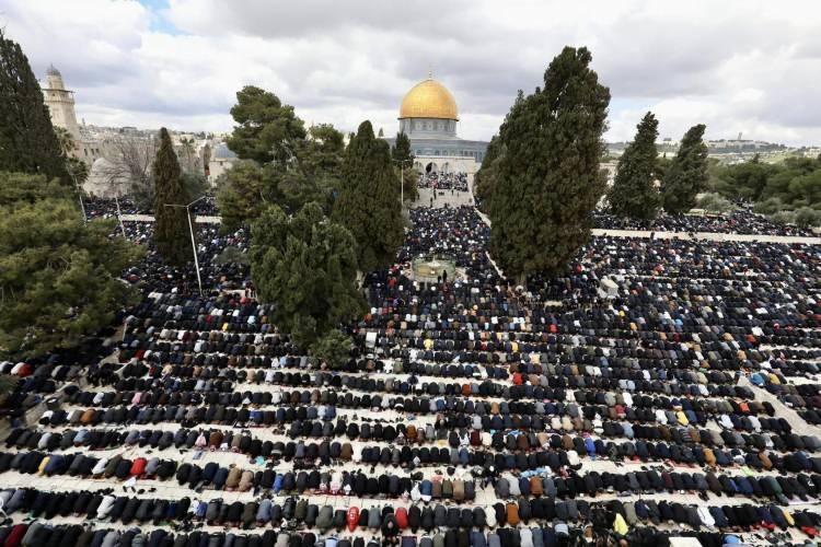 <p>Ramazan ayının ikinci cumasında Filistin'de yaşayan Müslümanlar, işgal altındaki Doğu Kudüs'ün Eski Şehir bölgesindeki Mescid-i Aksa’ya akın etti. </p>
