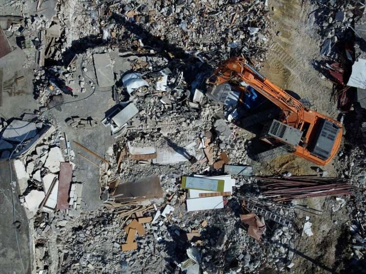 <p>Yaklaşık 300 iş yerinin tamamının yıkıldığı sanayi sitesinde Karayolları Genel Müdürlüğünce 29 Mart'ta başlatılan enkaz kaldırma çalışmalarını 17 iş makinesi ve 30 kamyonla 70 personel yürütüyor.</p>
