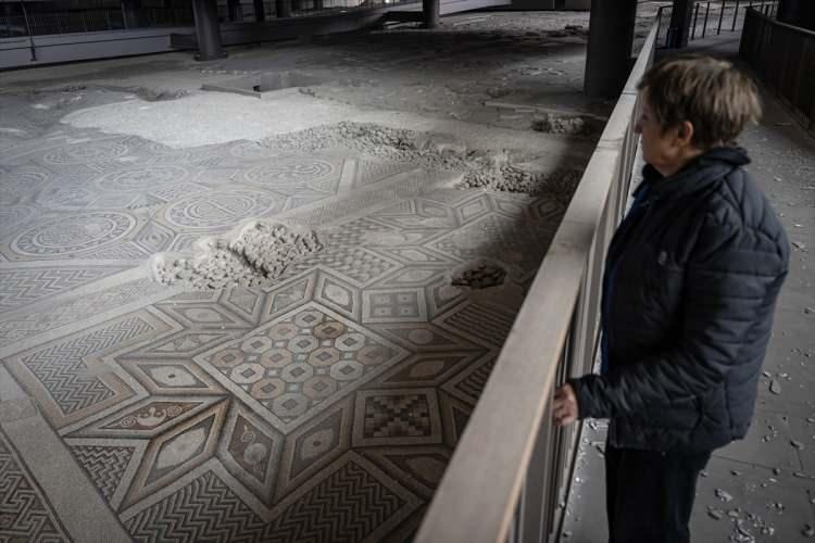 <p>Kültür ve Turizm Bakanlığı Kültür Varlıkları ve Müzeler Genel Müdürlüğünün afet acil eylem planı doğrultusunda kriz masası oluşturulduğunu belirten Ersoy, "Türkiye'nin tüm müzelerinden buraya tabiri caizse akın akın güvenlik geldi ve biz eserlerimizi korumaya aldık. </p>