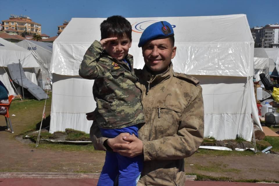 <p>Kentte depremlerde evleri yıkılan veya hasar g&ouml;ren 2 bin 813 kişi, Eğri&ccedil;ay Millet Bah&ccedil;esi 7 Nolu &Ccedil;adır Kent'e kurulan 512 &ccedil;adıra yerleştirildi.</p>

<p>&nbsp;</p>
