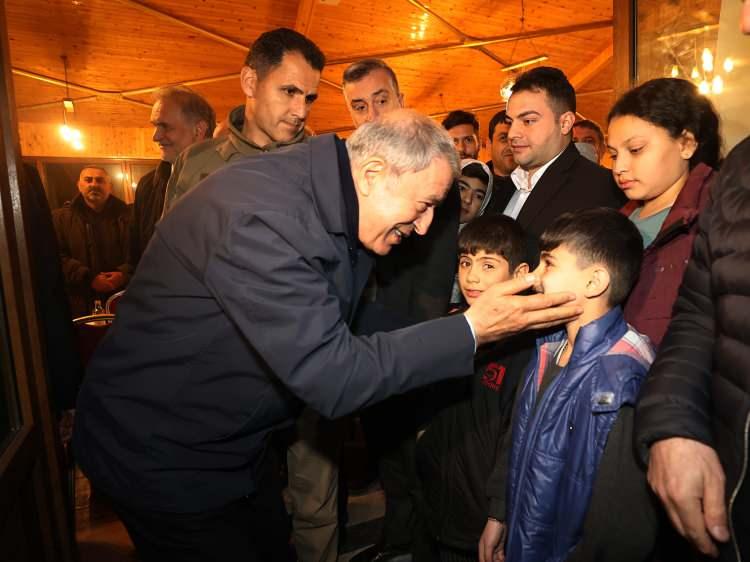 <p>Vatandaşların taleplerini de dinleyen, çocuklarla yakından ilgilenen Akar'a, depremzedeler yoğun ilgi gösterdi. "Allah devletimize zeval vermesin", "Allah sizi başımızdan eksik etmesin" diyen depremzedeler, Bakan Akar'ı alkışla çadır kentten uğurladı.</p>
