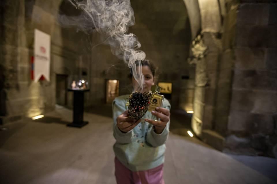 <p>Koku Kültürü ve Turizmi Derneği, tarih araştırmalarında tespit edilen kokuları, parfüm şeklinde Avrupa pazarında satışa sunmaya hazırlanıyor.</p>

<p> </p>
