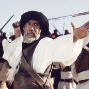 <p>Peygamber Efendimiz (S.A.V)'in ilk sancak verdiği zat, amcası Hazret-i Hamza'dır. Bu sancağın rengi beyazdı.</p>