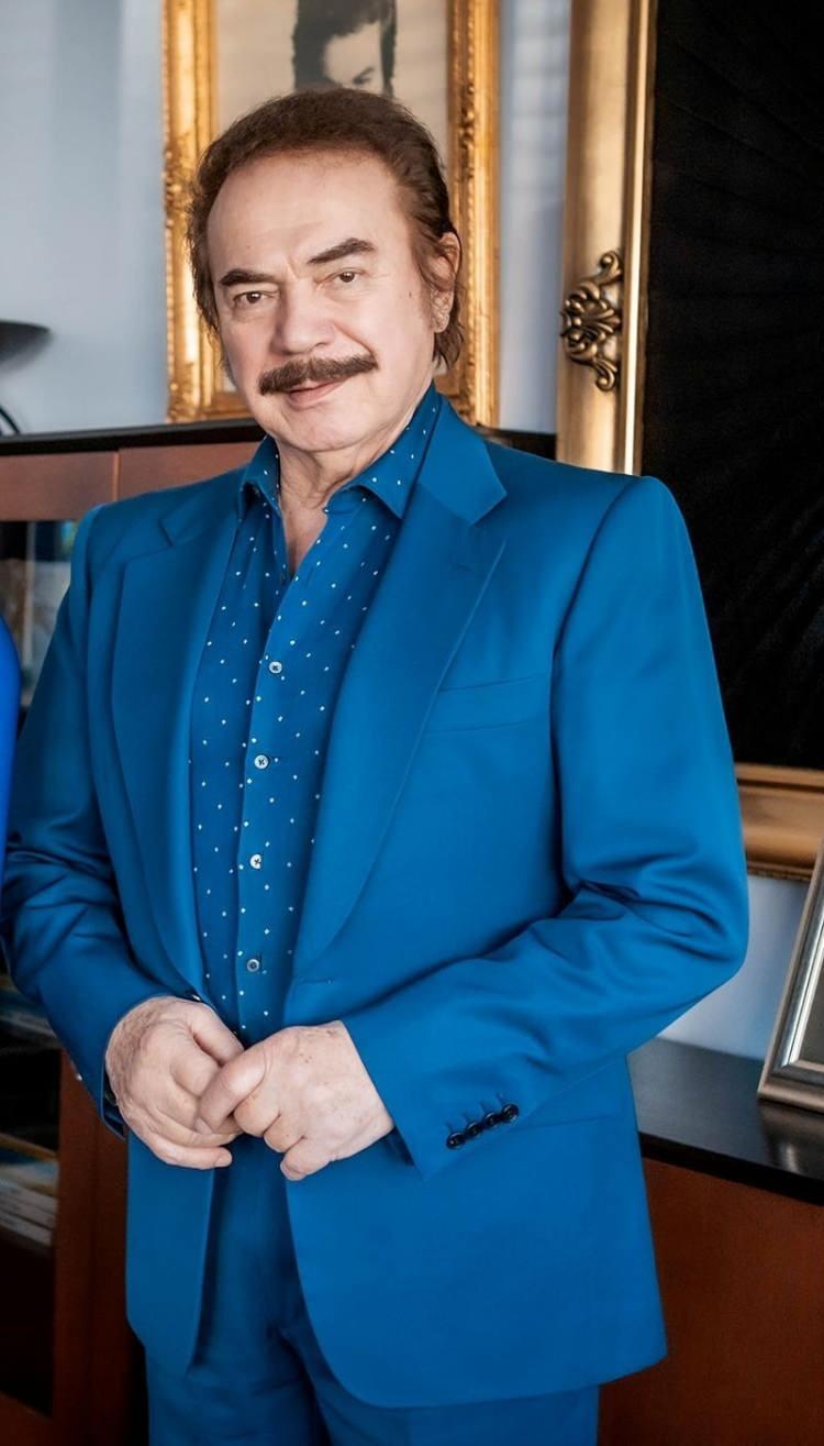 <p><span style="color:#B22222"><strong>"HALKIMIZIN DİRLİĞİ, BİRLİĞİ Hİ&Ccedil;BİR ZAMAN EKSİLMEDİ"</strong></span></p>

<p><strong>Şarkının klip &ccedil;ekimlerini bitirdiklerini belirten usta sanat&ccedil;ı,&nbsp;"D&uuml;n itibariyle klibi bitirdik. Klipte benim g&ouml;revim olan yerleri bitirdik. Klibin &ccedil;ekimi devam ediyor. Bu şarkı Canım T&uuml;rkiye&rsquo;m isimli bir şarkı. 4 kıtadan oluşuyor. Heyecanla burada şarkıyı okuyacaktım. S&ouml;ylemeyeyim. Klibi izleyin. &Ccedil;ok da iyi oldu. Hepimiz &ccedil;ok beğendik. İnşallah iyi olacak. &Uuml;lkemiz adına &ccedil;ok iyi bir &ccedil;alışma yapmış olacağım. Umarım halkımızda sever. &Uuml;lkemizin daha yolu a&ccedil;ık. D&uuml;nya&rsquo;da neler yapacak bundan sonra g&ouml;receğiz. Ben buna inanıyorum. Halkımız da bunu istiyor. Halkımızın birliği, dirliği hi&ccedil;bir zaman eksilmedi. Hepimiz vatanımızı &ccedil;ok seviyoruz. Canımız kurban" şeklinde konuştu.</strong></p>
