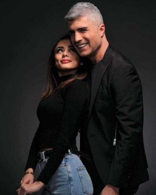 <p><span style="color:#B22222"><strong>R&Ouml;GAR A&Ccedil;MA KONUSU KAVGAYA D&Ouml;N&Uuml;ŞT&Uuml;</strong></span></p>

<p><strong>İddiaya g&ouml;re, Deniz'in bah&ccedil;esinde r&ouml;gar &ccedil;ukuru a&ccedil;mak isteyen ev sahibi, &uuml;nl&uuml; şarkıcıdan aracını bah&ccedil;eden &ccedil;ekmesini istedi. &Ouml;zcan Deniz, habersiz geldiği i&ccedil;in aracını &ccedil;ekmeyeceğini s&ouml;yleyince ev sahibi deliye d&ouml;nd&uuml; ve silahla şarkıcıyı &ouml;l&uuml;mle tehdit etmişti.</strong></p>
