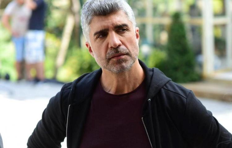 <p><span style="color:#B22222"><strong>NE OLMUŞTU?</strong></span></p>

<p><strong>İddiaya g&ouml;re ev sahibi &Ouml;zcan Deniz'in yanına gelerek sert bir dille tehditler ve hakaretler savurmaya başladı.</strong></p>
