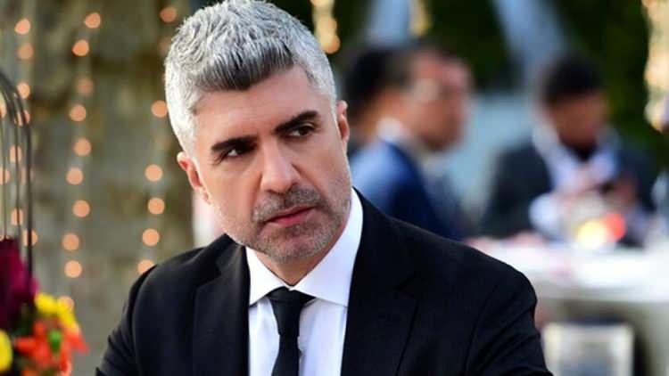 <p><strong>Olay ger&ccedil;ekleştiği sırada &Ouml;zcan Deniz'in eşi ikametinden telefonunu g&ouml;stererek kayda aldığını s&ouml;yleyince ev sahibi aracına gitmekten vazge&ccedil;erek tartışmaya bir s&uuml;re daha devam ettiği &ouml;ğrenildi.</strong></p>

<p>&nbsp;</p>
