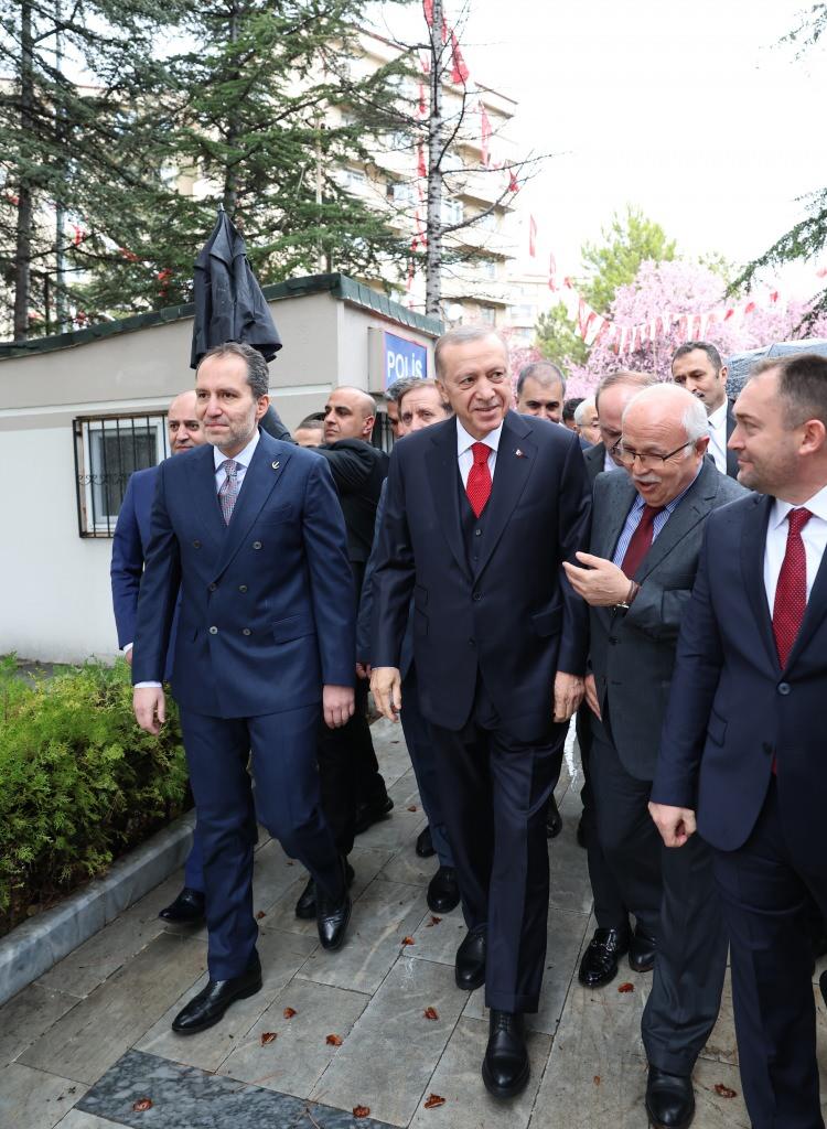 <p>Cumhurbaşkanı Recep Tayyip Erdoğan, Yeniden Refah Partisi Genel Başkanı Fatih Erbakan'ı, Yeniden Refah Partisi Genel Merkezi'nde ziyaret etti.</p><p> </p>
